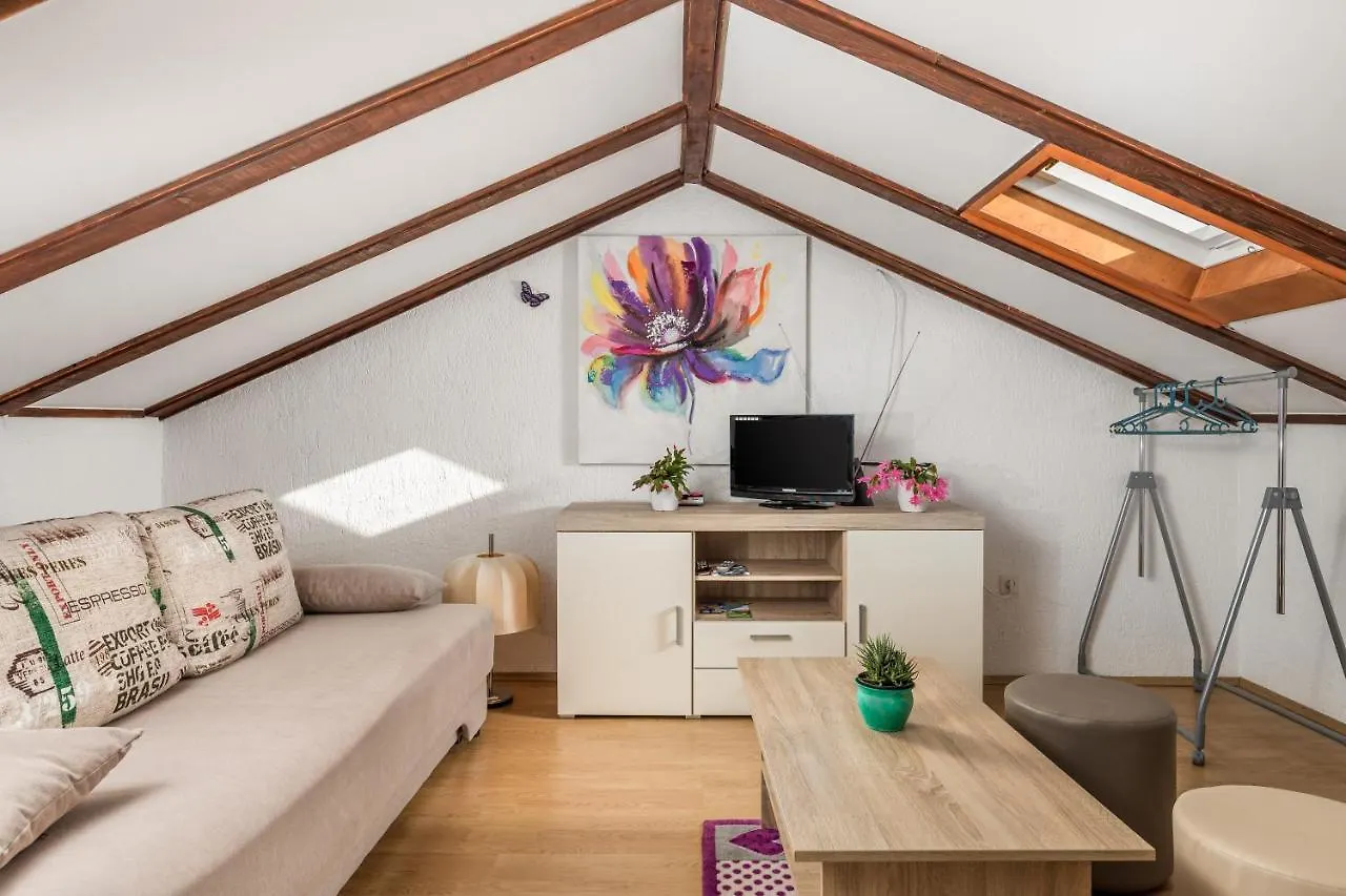 Holiday House Marica Lovran 0*,